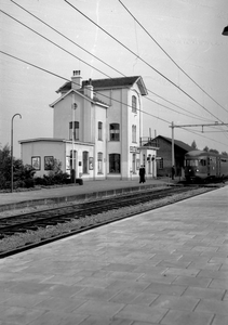 153140 Gezicht op de perronzijde van het N.S.-station Kapelle-Biezelinge te Kapelle.